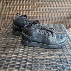 Nike Air Jordan 1 Mid Shoes Size 7Y